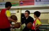バスケットボール指導を行うボランティア