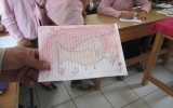 カイロ市内　小学校　母の日に向けて授業で描いたお母さんへの感謝の気持ち