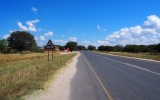 中心部から配属先へ向かう道、3km先はザンビア国境