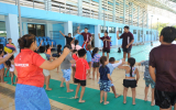 小学生の水泳授業の様子